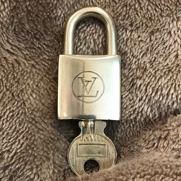 Vintage LV Louis Vuitton Padlock Lock & Key 208 - Picture 9 of 13